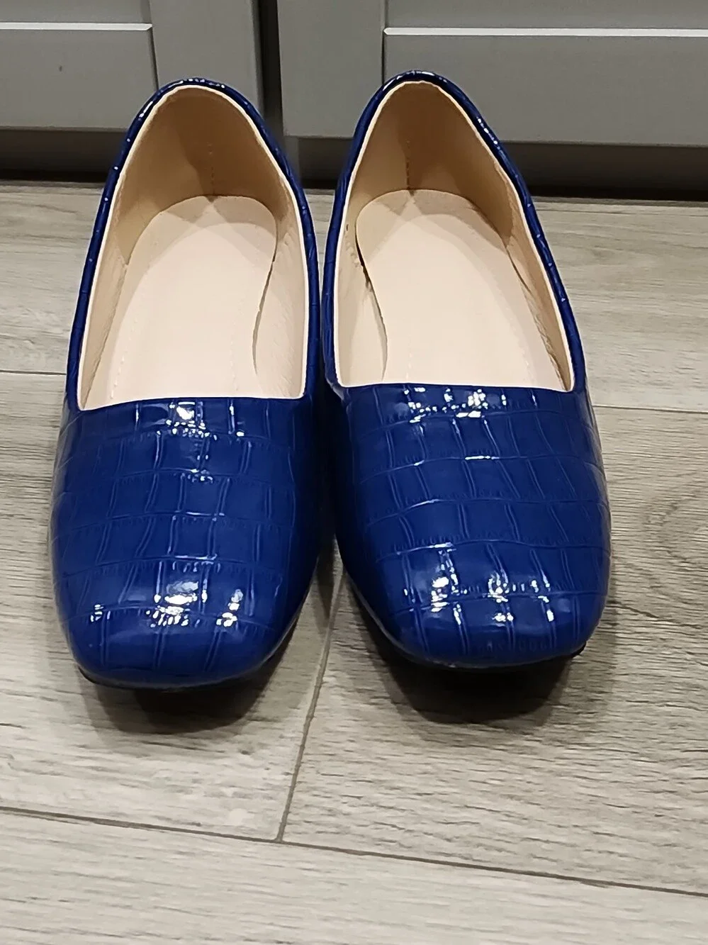 NEW Classic Blue Patent Low Heel Women's Pumps - Picture 9 of 9